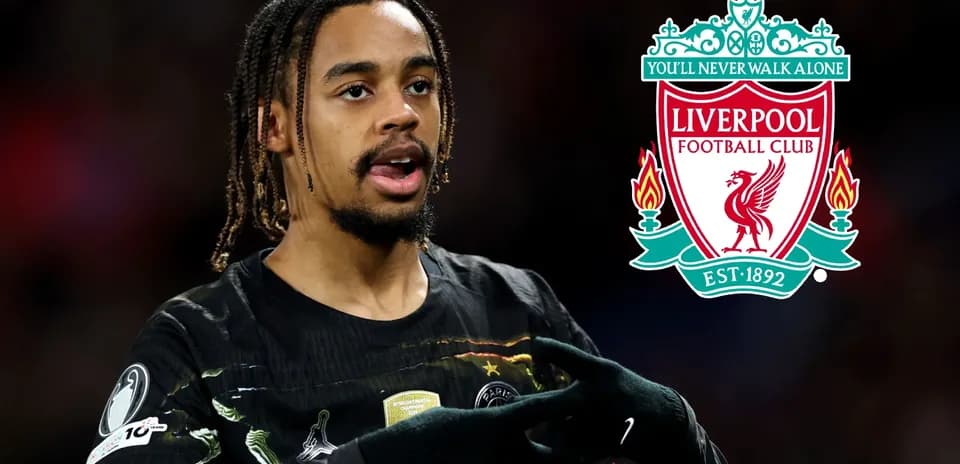 Futbolchi Liverpool logosi oldida harakatda