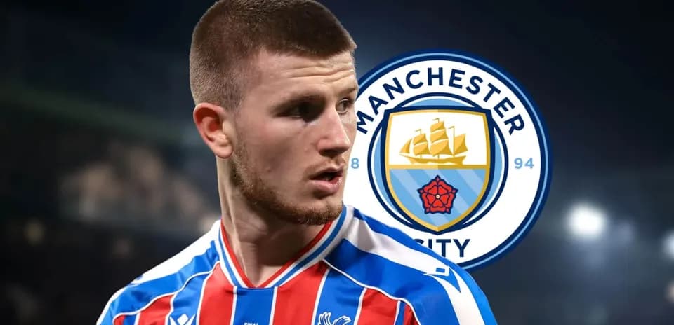 Futbolchi Manchester City logosi bilan
