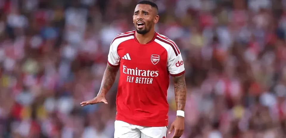 Futbolchi Arsenal formasida maydonda harakatda