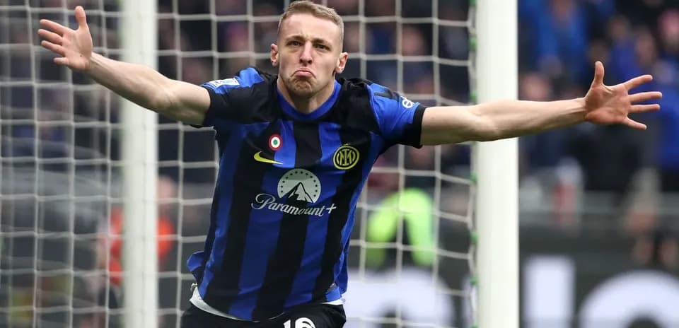 Futbolchi gol urishdan keyin qo'llarini cho'zmoqda