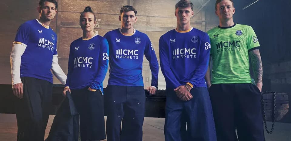 Everton players posing in team kits indoors