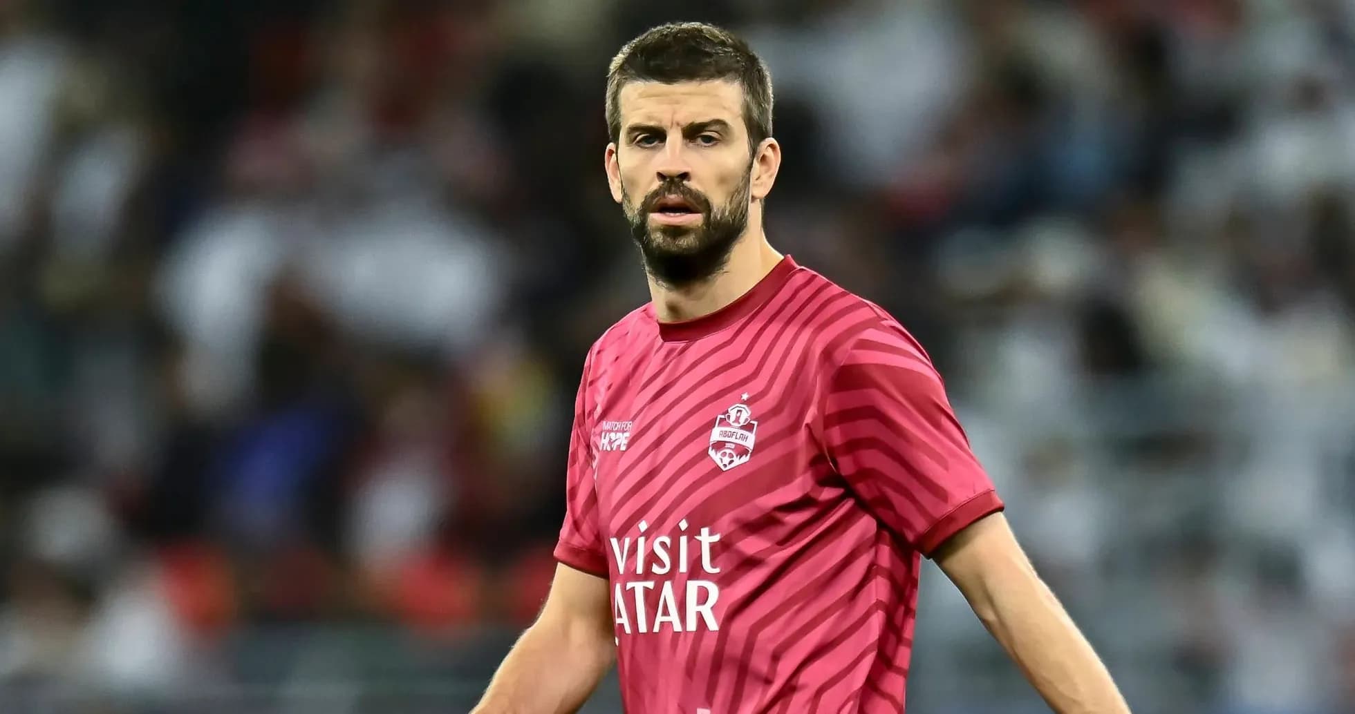 Futbolchi maydonida g'ayrat bilan turibdi