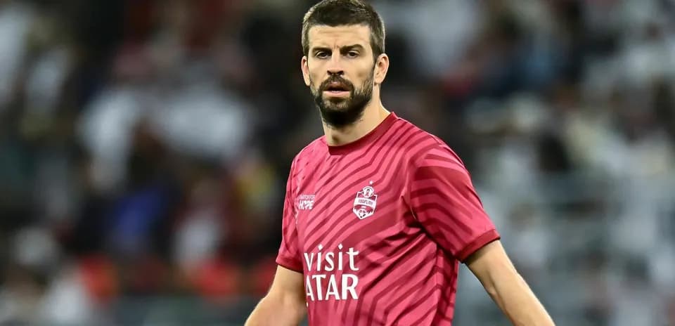 Futbolchi maydonida g'ayrat bilan turibdi