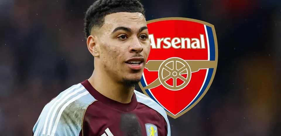 Futbolchi Aston Villa formasida, Arsenal logotipi bilan