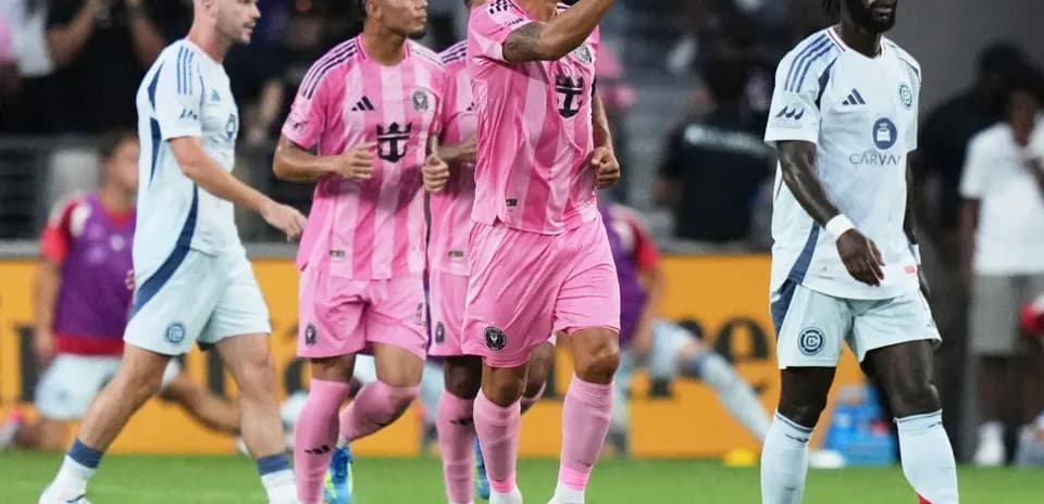 Futbolchilar maydonda to'pni kutayotgan payt
