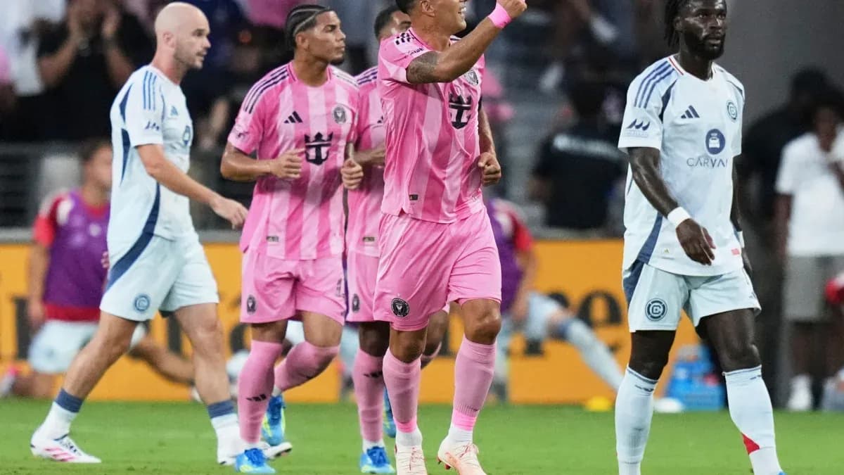 Futbolchilar maydonda to'pni kutayotgan payt