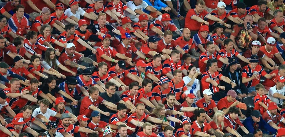 Futbol stadionida qizil formadagi muxlislar yig'ilishi