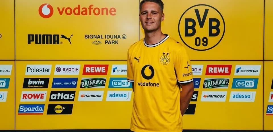 Futbolchi yangi formasida klublar logotiplari bilan