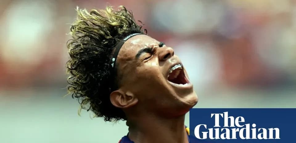 Futbolchi g'alaba qozonganidan hayajonlangan holda