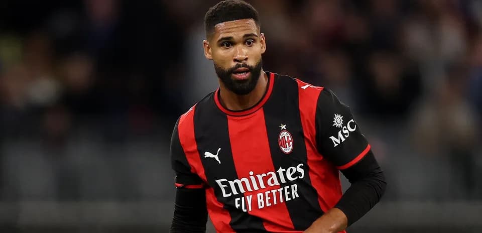 Futbolchi AC Milan futbol formasida maydonda