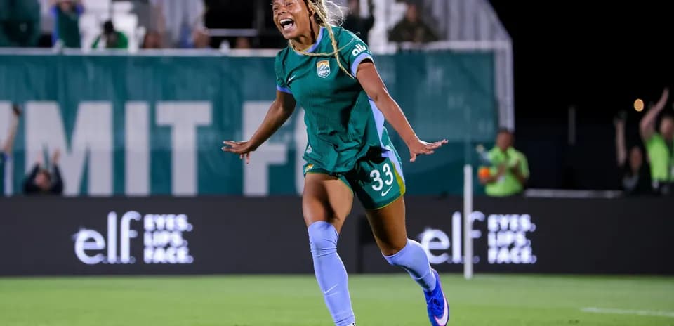 Futbolchi gol urganidan so'ng nishonlamoqda