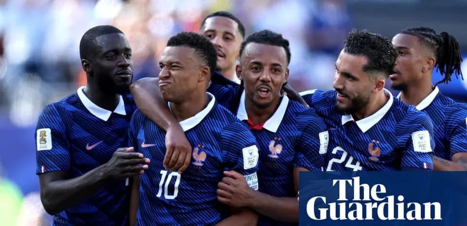 Fransiya futbolchilari goli nishonlayapti