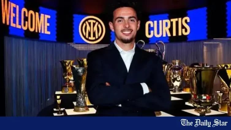 Futbolchi trofeylari bilan yangi kelgan futbolchi