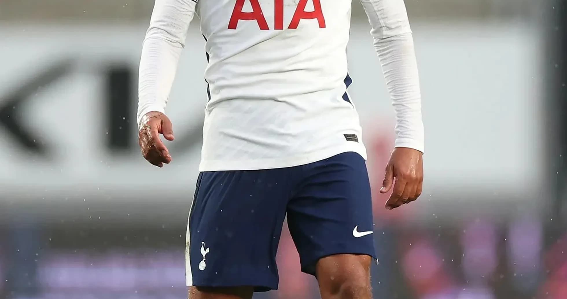 Futbolchi Tottenham formasida maydonda harakatda