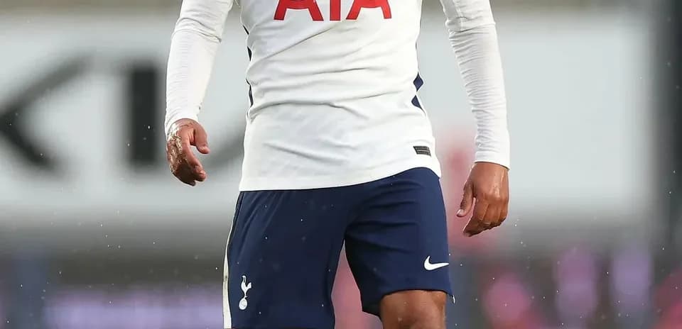 Futbolchi Tottenham formasida maydonda harakatda