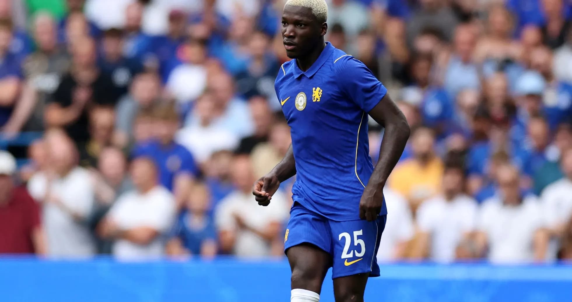 Futbolchi Chelsea formasida maydonda harakatlanmoqda