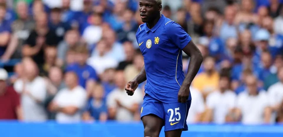 Futbolchi Chelsea formasida maydonda harakatlanmoqda