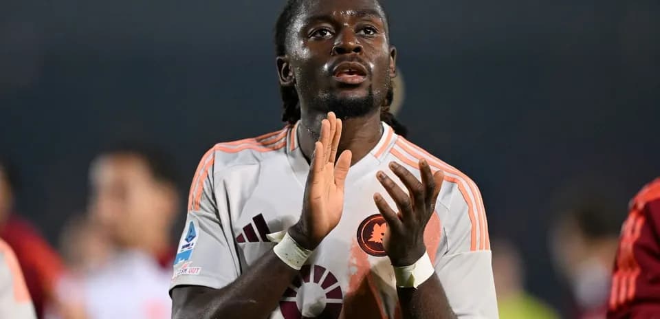 Futbolchi ochqoq bilan qo'llarini qarsillatmoqda