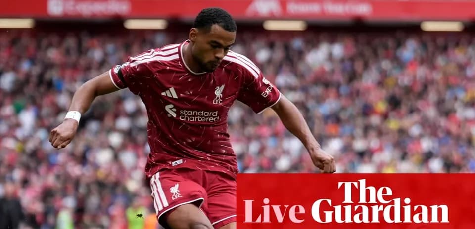 Futbolchi Liverpool formasida maydonda harakatda