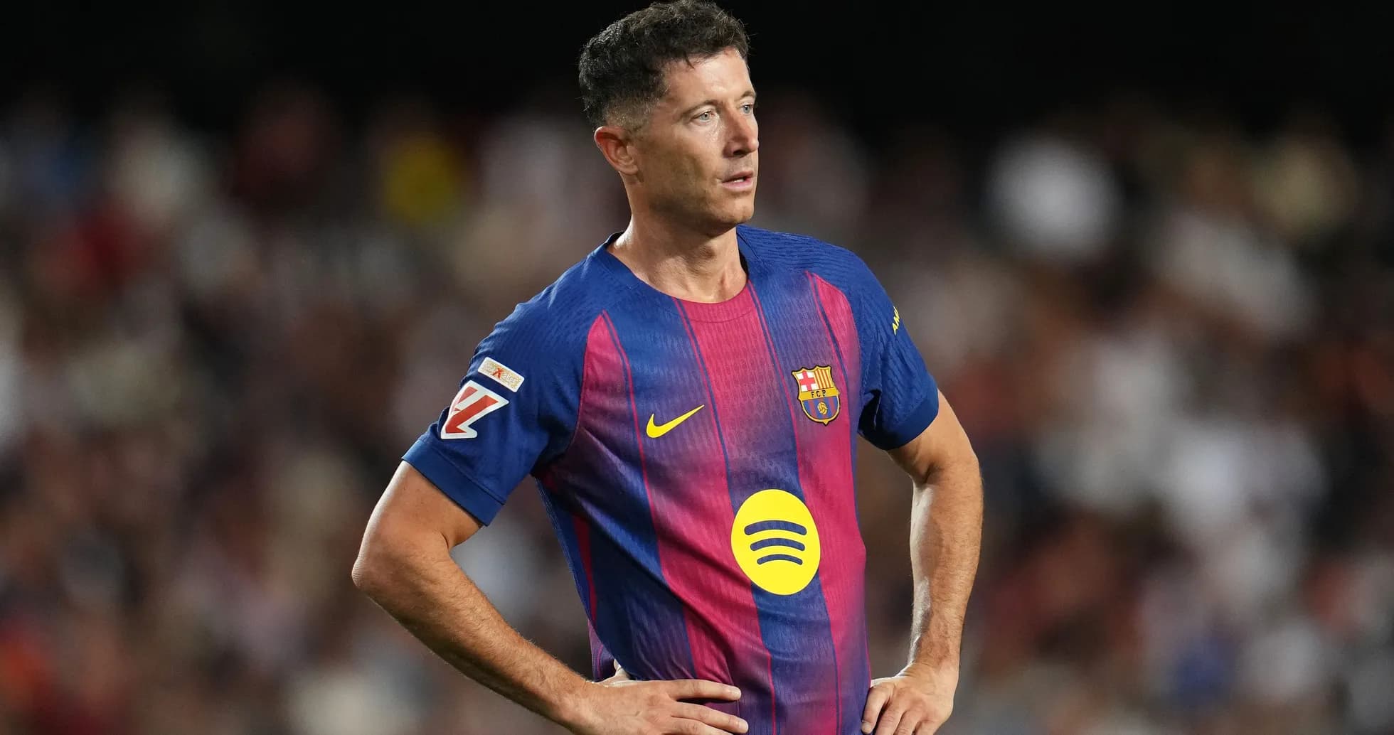 Futbolchi Robert Levandovski o'yin maydonida