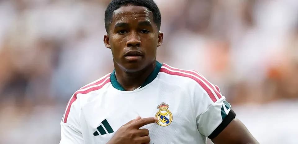 Futbolchi Real Madrid formasida jamoa ramzi ko'rsatmoqda