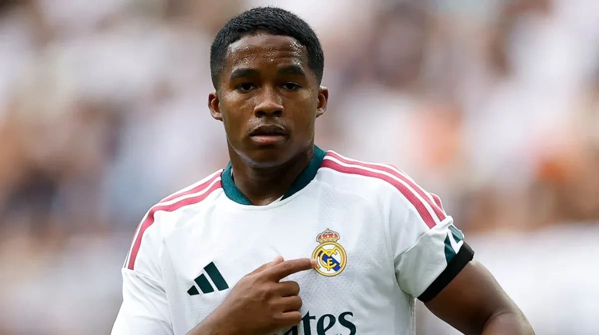 Futbolchi Real Madrid formasida jamoa ramzi ko'rsatmoqda