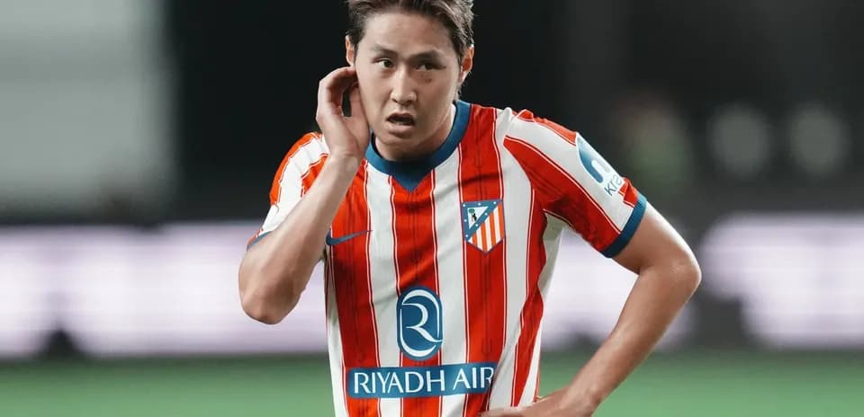 Futbolchi o'yin davomida o'zini tekshirmoqda