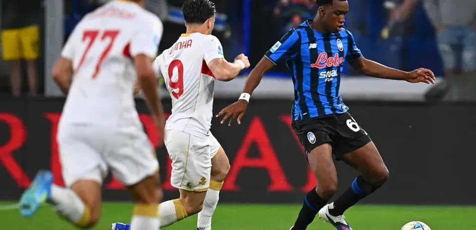 Atalanta player dribbling past Roma opponent during match