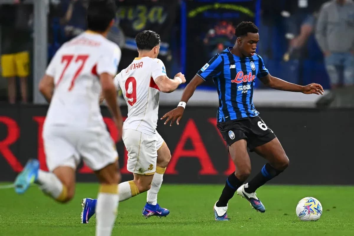 Atalanta player dribbling past Roma opponent during match
