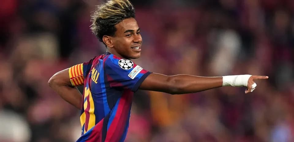 Futbolchi goli nishonlayapti, Barcelona formasi kiygan