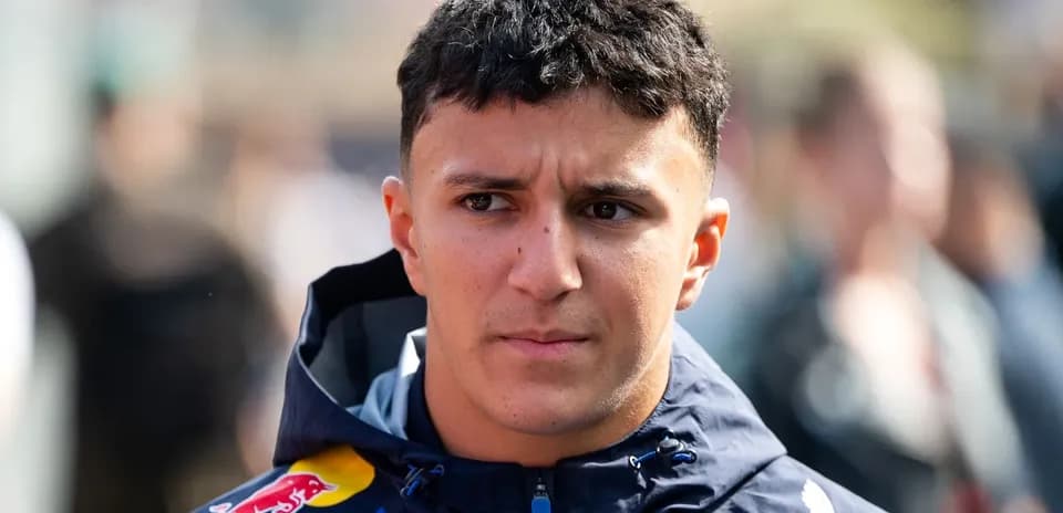 Yoshida Red Bull jamoasi libosida turgan yosh haydovchi