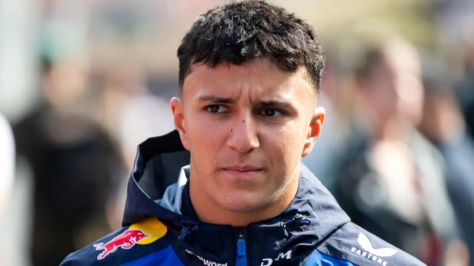 Yoshida Red Bull jamoasi libosida turgan yosh haydovchi