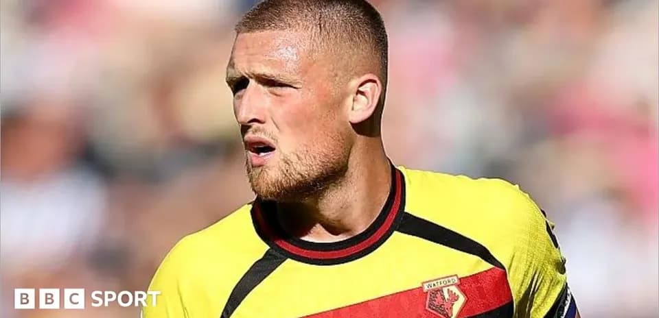 Futbolchi Watford formasida o'yin davomida