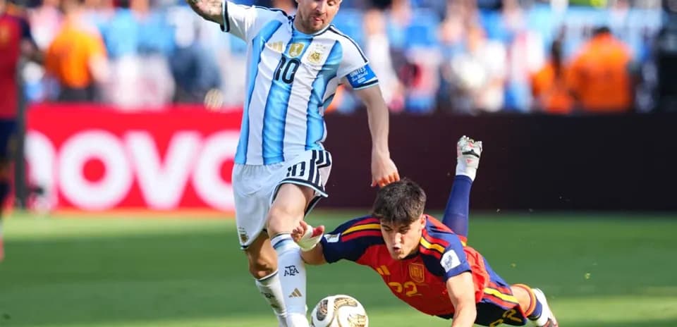 Lionel Messi evading a Spanish player during match