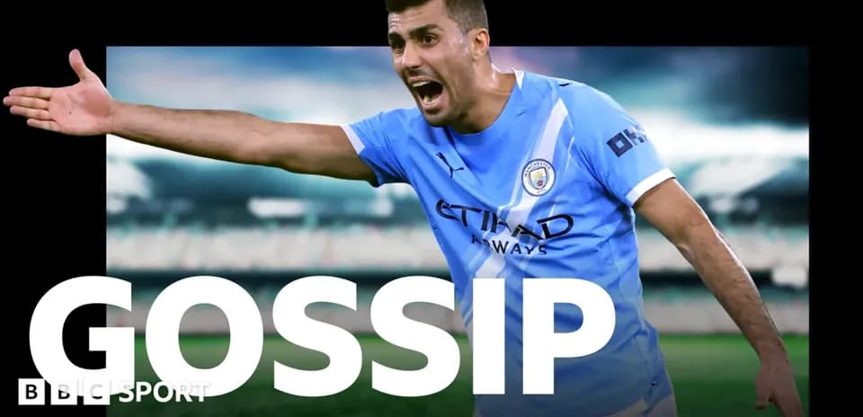 Futbolchi maydonda qo'lini ko'tarib gapiryapti