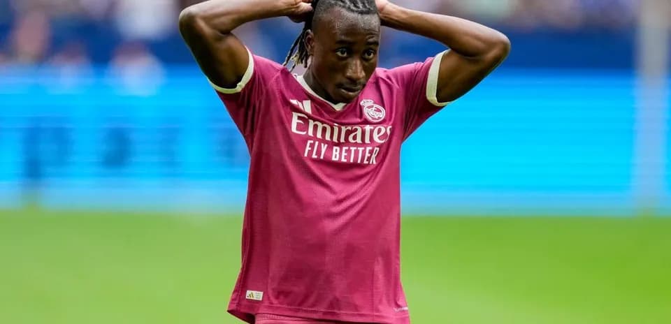 Futbolchi Real Madrid formasida, qo'llarini boshiga qo'ygan