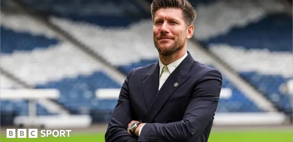 Shakhs futbol maydonida professional ko'rinishda turibdi