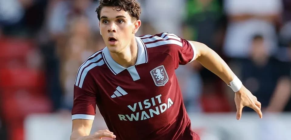 Futbolchi Aston Villa formasida maydonni qidirayotgan