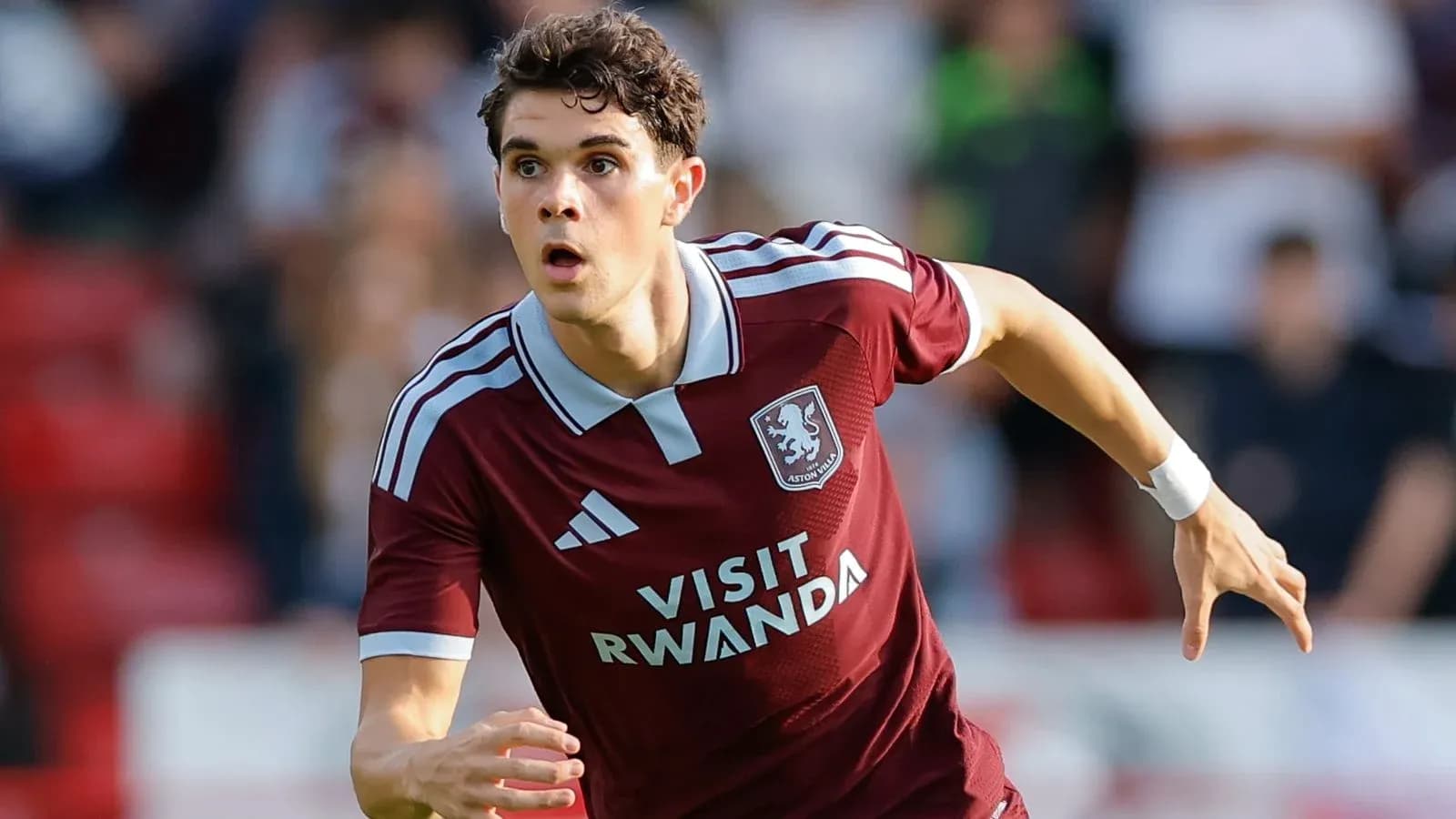 Futbolchi Aston Villa formasida maydonni qidirayotgan