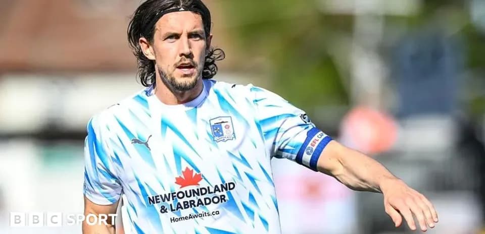 Futbolchi o'yin davomida harakatda