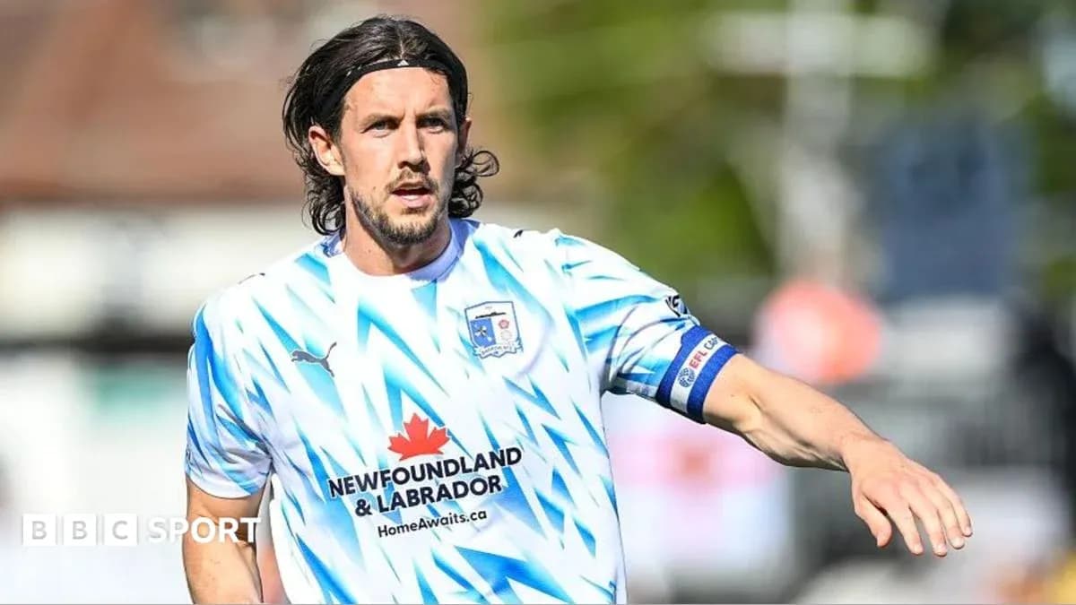 Futbolchi o'yin davomida harakatda