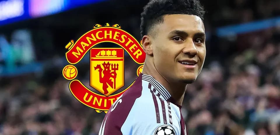 Futbolchi Manchester United logosi bilan maydonda
