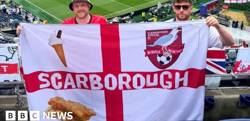 Ikkita muxlis Scarborough bayrog'ini ko'tarib turibdi