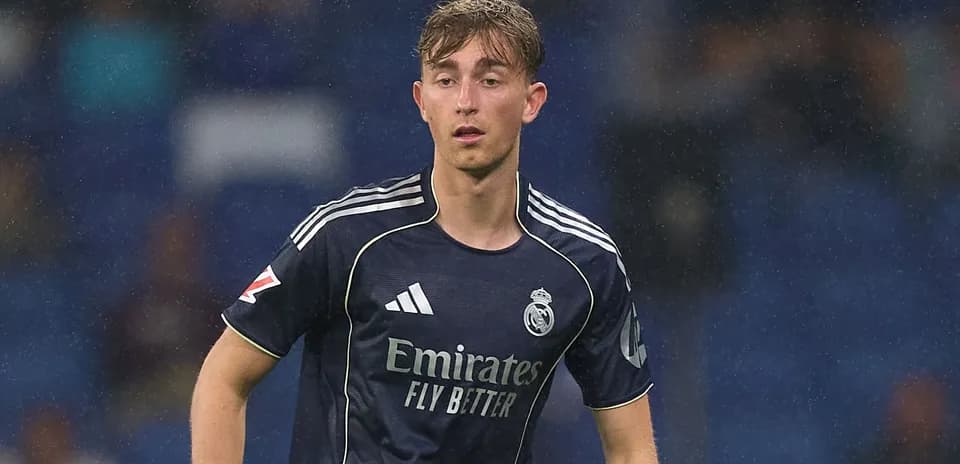 Futbolchi Real Madrid formasida o'yin o'tkazmoqda