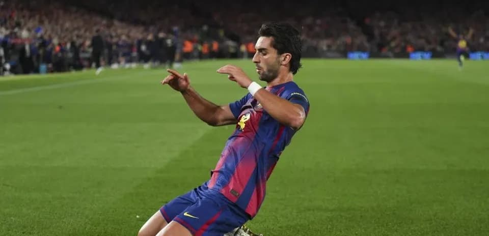 Futbolchi gol urib, maydonda yotib ketmoqda