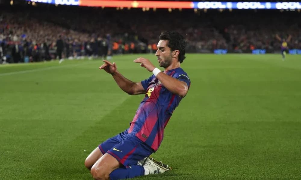 Futbolchi gol urib, maydonda yotib ketmoqda