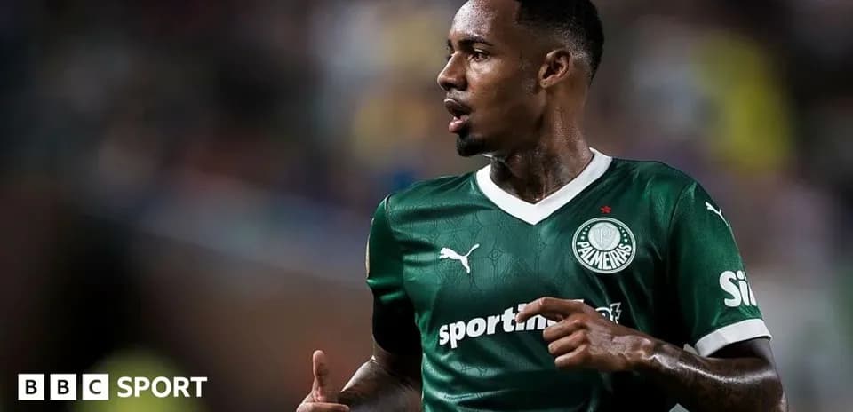 Futbolchi Palmeiras formasida maydonda harakatda