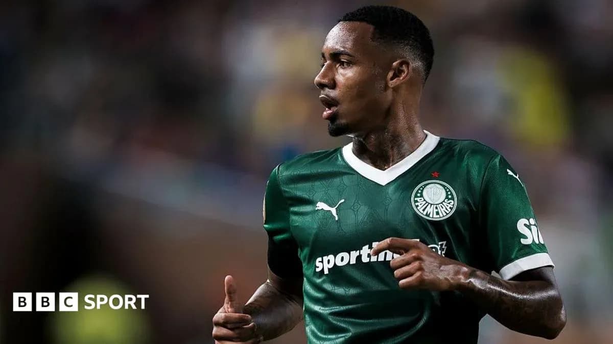 Futbolchi Palmeiras formasida maydonda harakatda