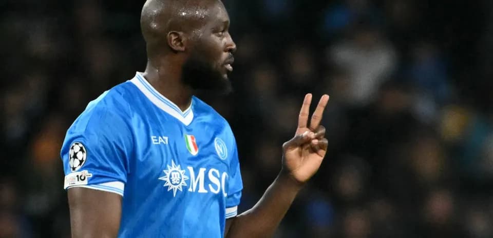 Futbolchi maydonda ikkita barmoq bilan ishora qilmoqda