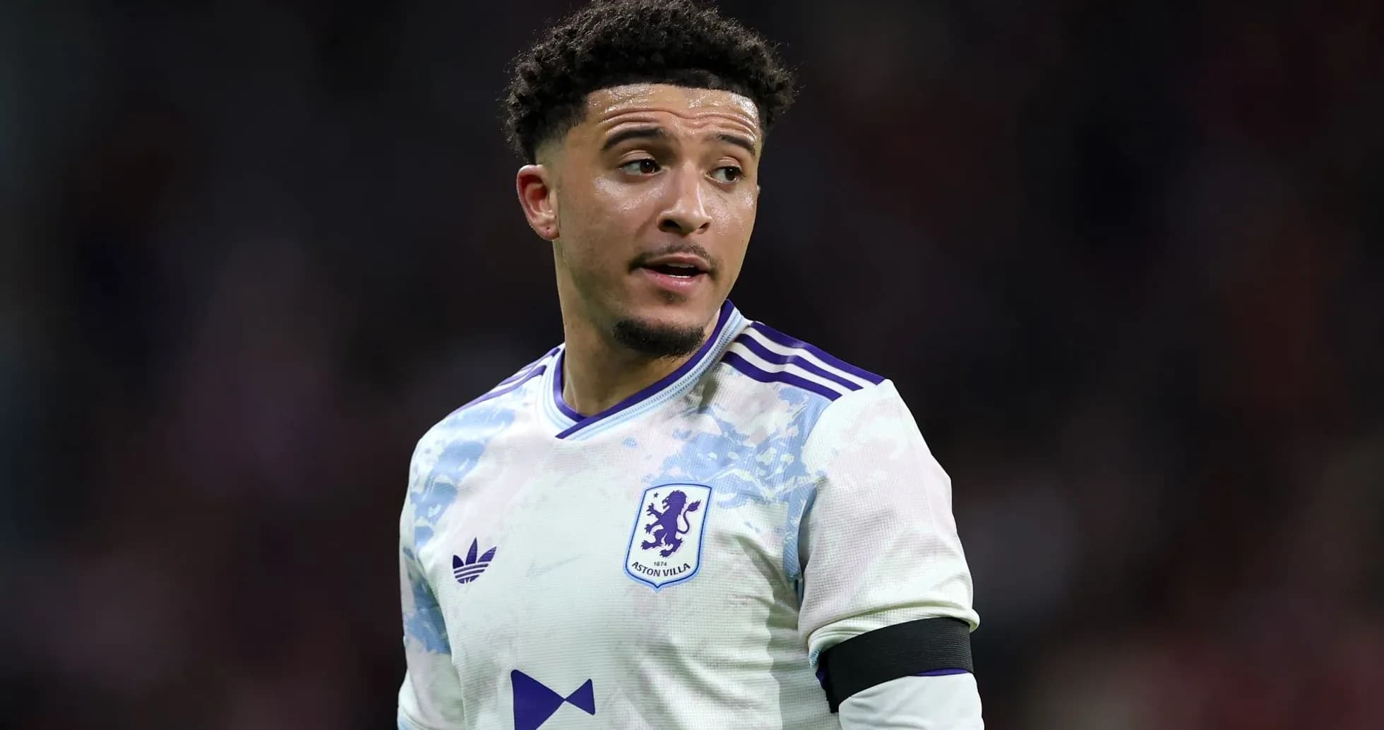 Futbolchi Aston Villa formasida maydonda